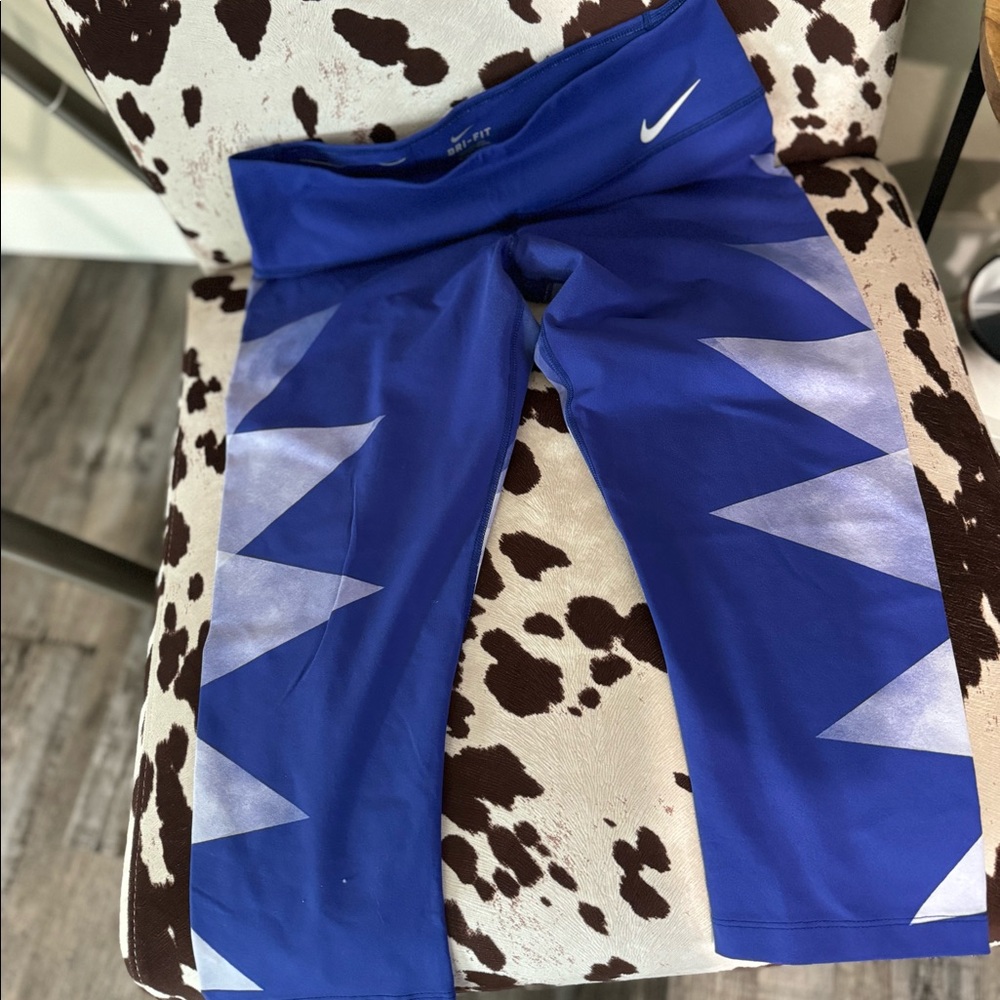 NIKE Capri Leggings